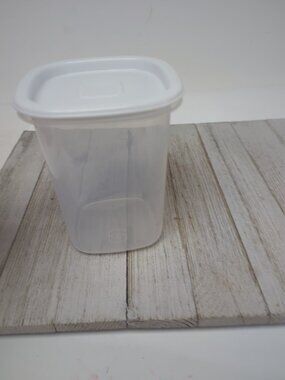 Rubbermaid 1.8 pt Servin Saver #8 Sheer Square Canister Storage White Lid - C